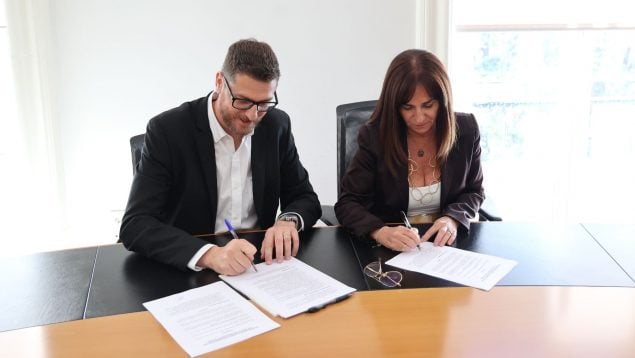 Sebastià Sagreras (PP) y Manuela Cañadas (Vox) firman el acuerdo de Presupuestos.