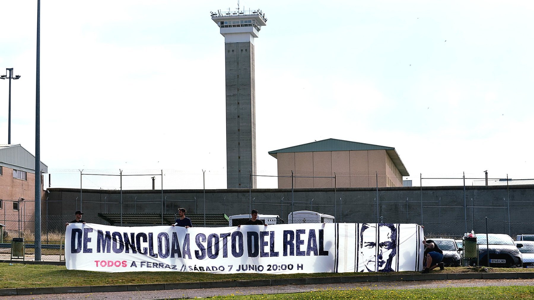 La lona desplegada por el Frente Obrero en la cárcel de Soto del Real.