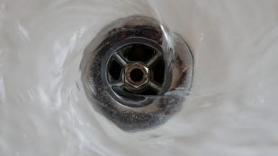 Desatascar el lavabo
