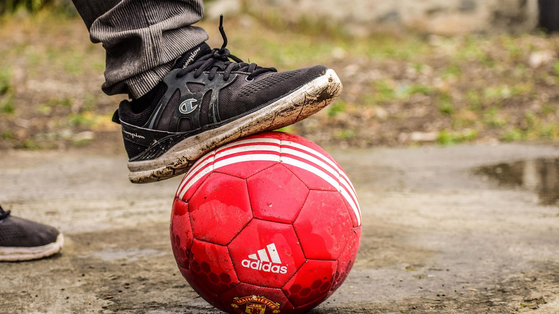 Pie sosteniendo un balón de fútbol. Foto: Pixabay.