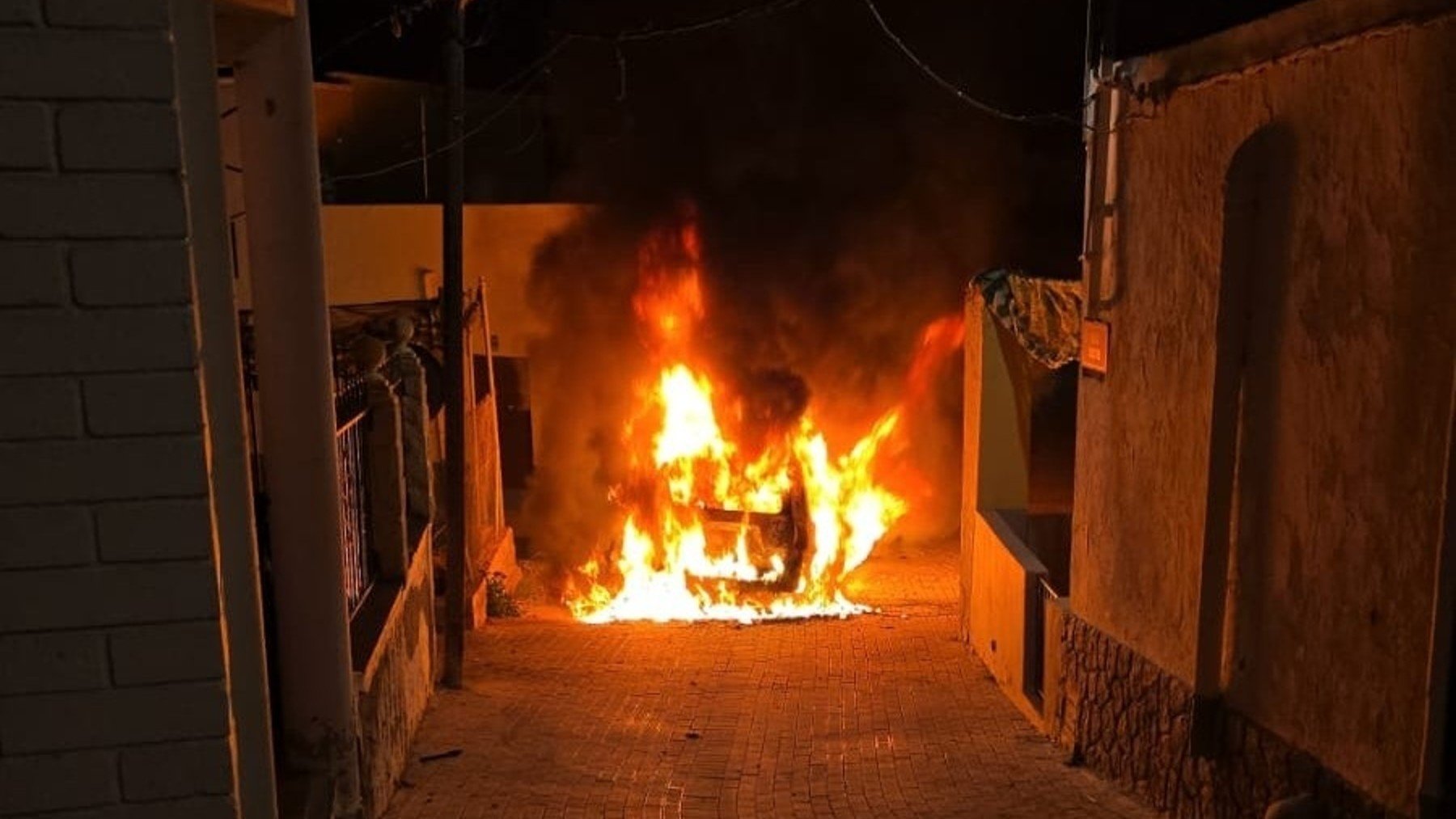 Incendio de un vehículo patrulla de la Guardia Civil en Adra (Almería).