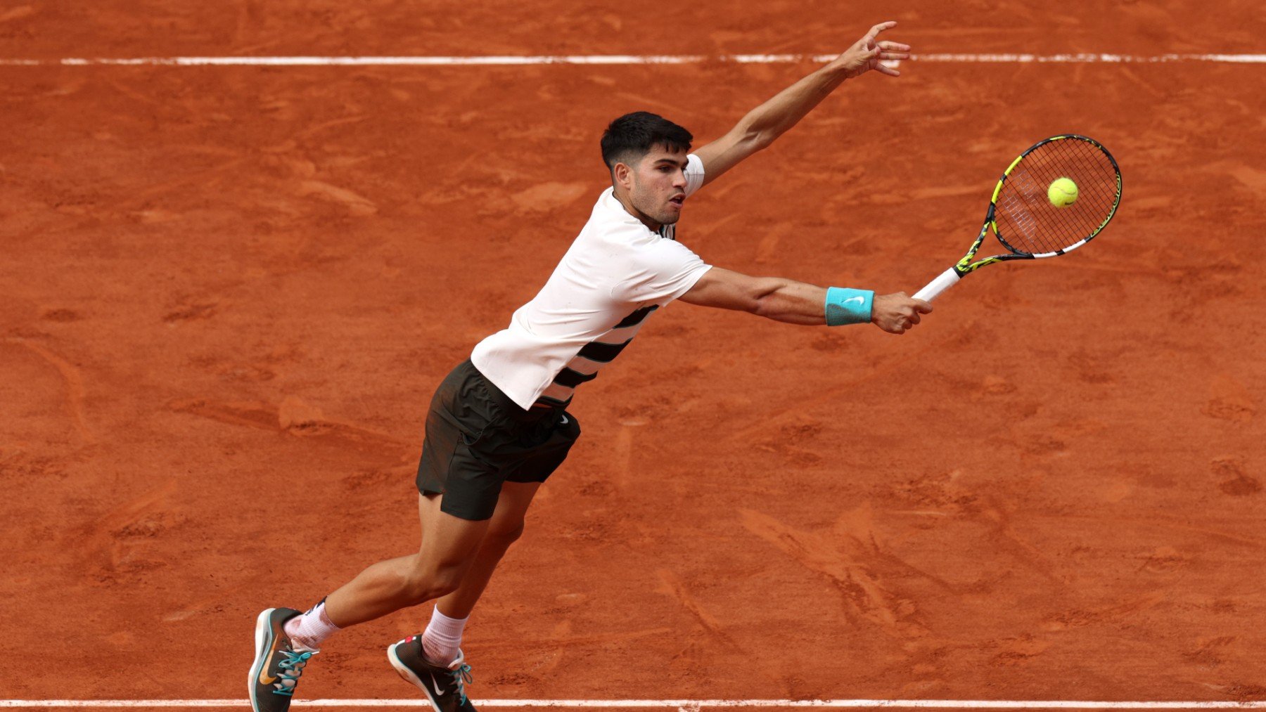 Alcaraz golpea la pelota en Roland Garros. (Getty)