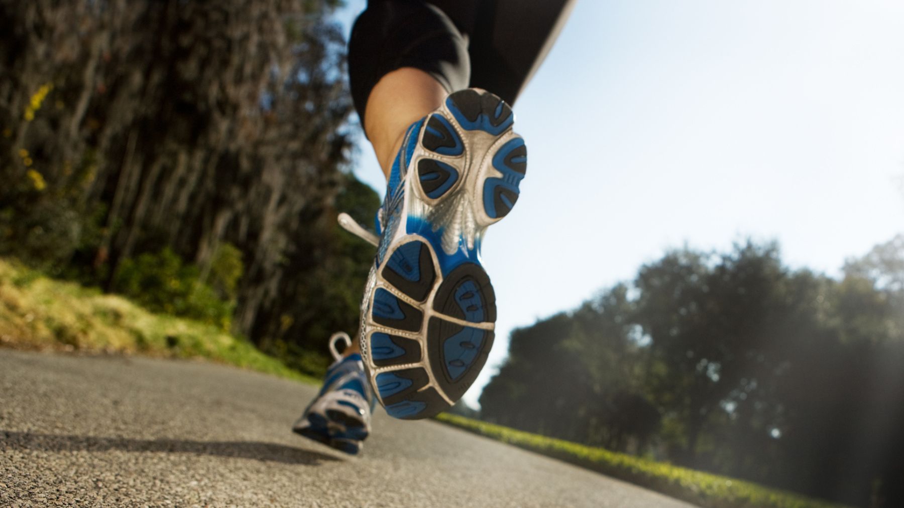 Una personas corriendo en zapatillas.