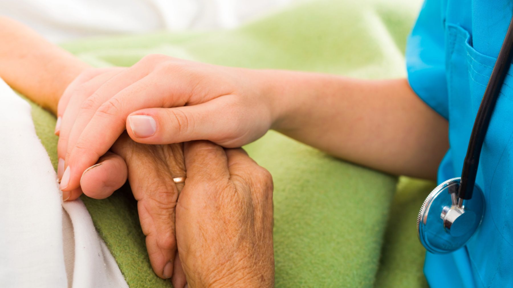 Cada vez más hospitales apuestan por formar a quienes cuidan de personas en situación de dependencia.