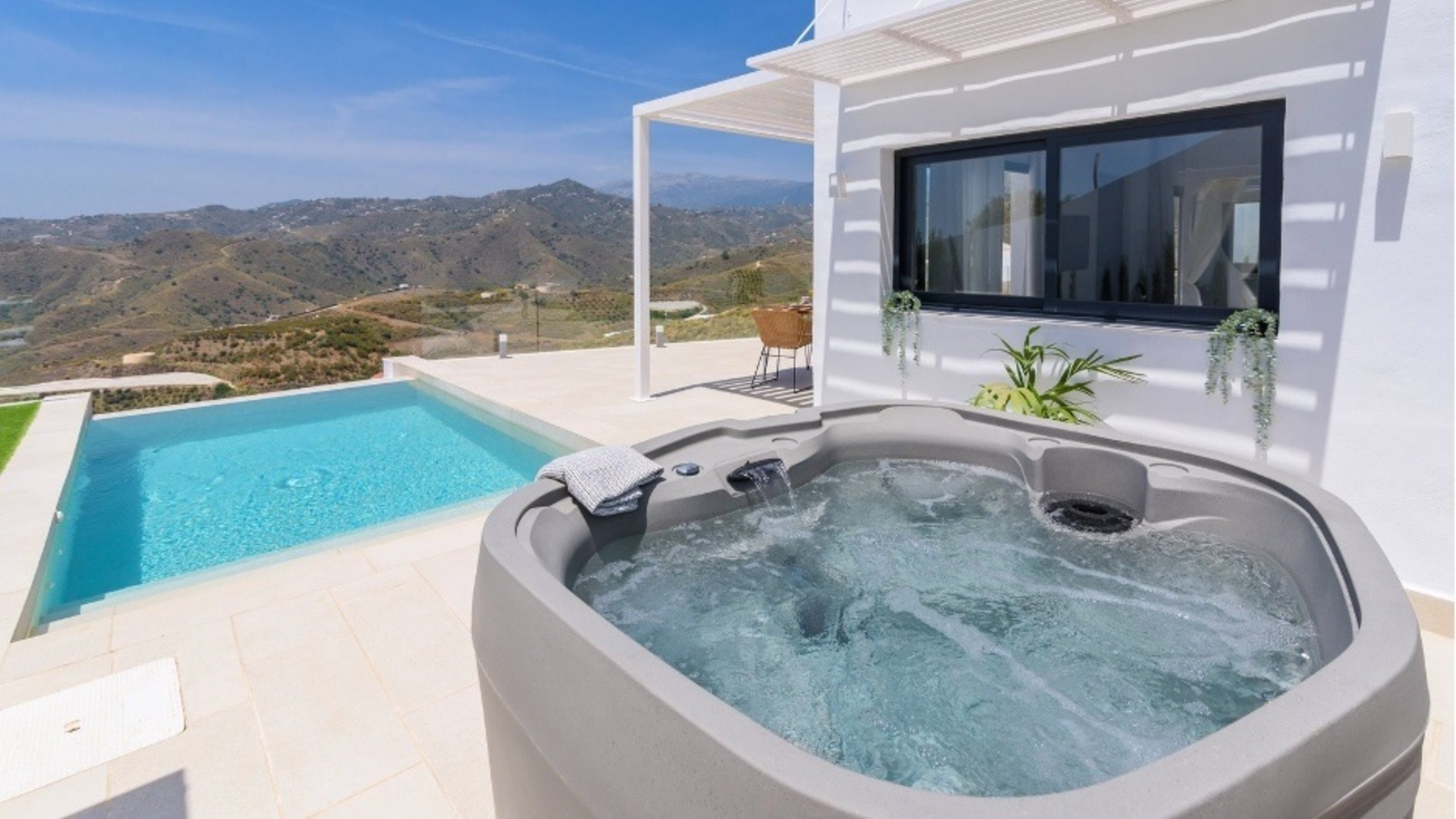 Casa rural con piscina y jacuzzi.