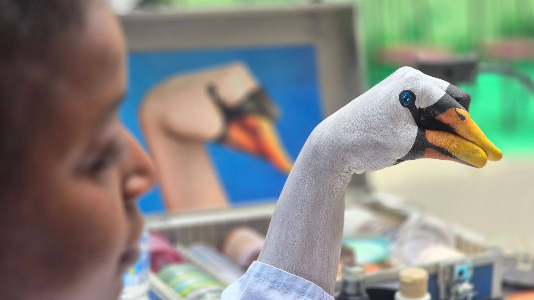 Un paciente del Hospital 12 de Octubre con la mano pintada por Guido Daniele.