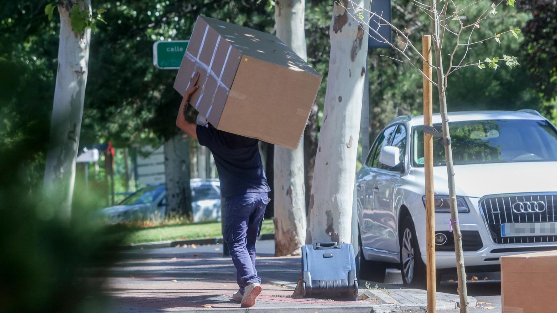 Un repartidor durante su jornada laboral. (Europa Press)