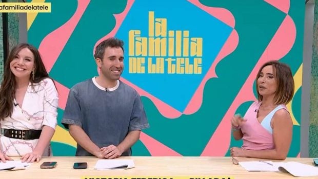 Inés Hernand, Aitor Albizua y María Patiño en 'La familia de la tele'.