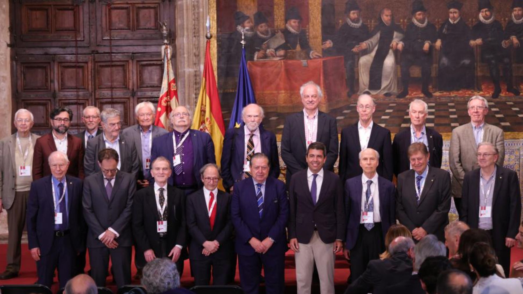 Mazón, con los galardonados y los responsables de la Fundación Valenciana Premios Rey Jaime I, este martes.