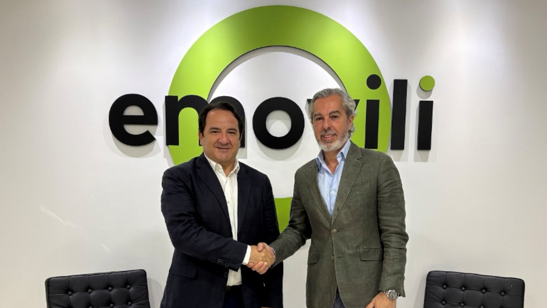 A la izquierda, Miguel Ángel Orellana, CEO de Bookker; a la derecha, Francisco Casas, CEO de emovili