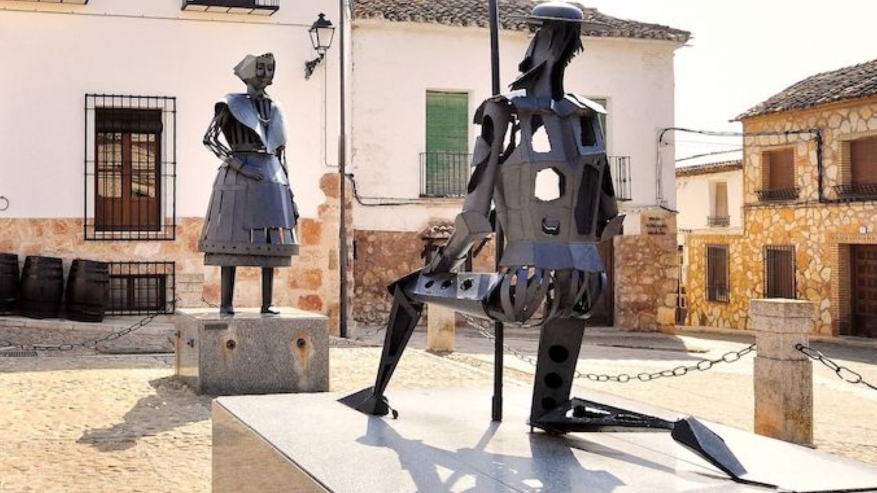 Estatuas de Don Quijote y Dulcinea en El Toboso. Foto: Ayuntamiento El Toboso