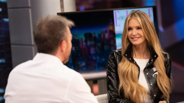 Elle Macpherson junto a Pablo Motos en El Hormiguero. (Atresmedia)