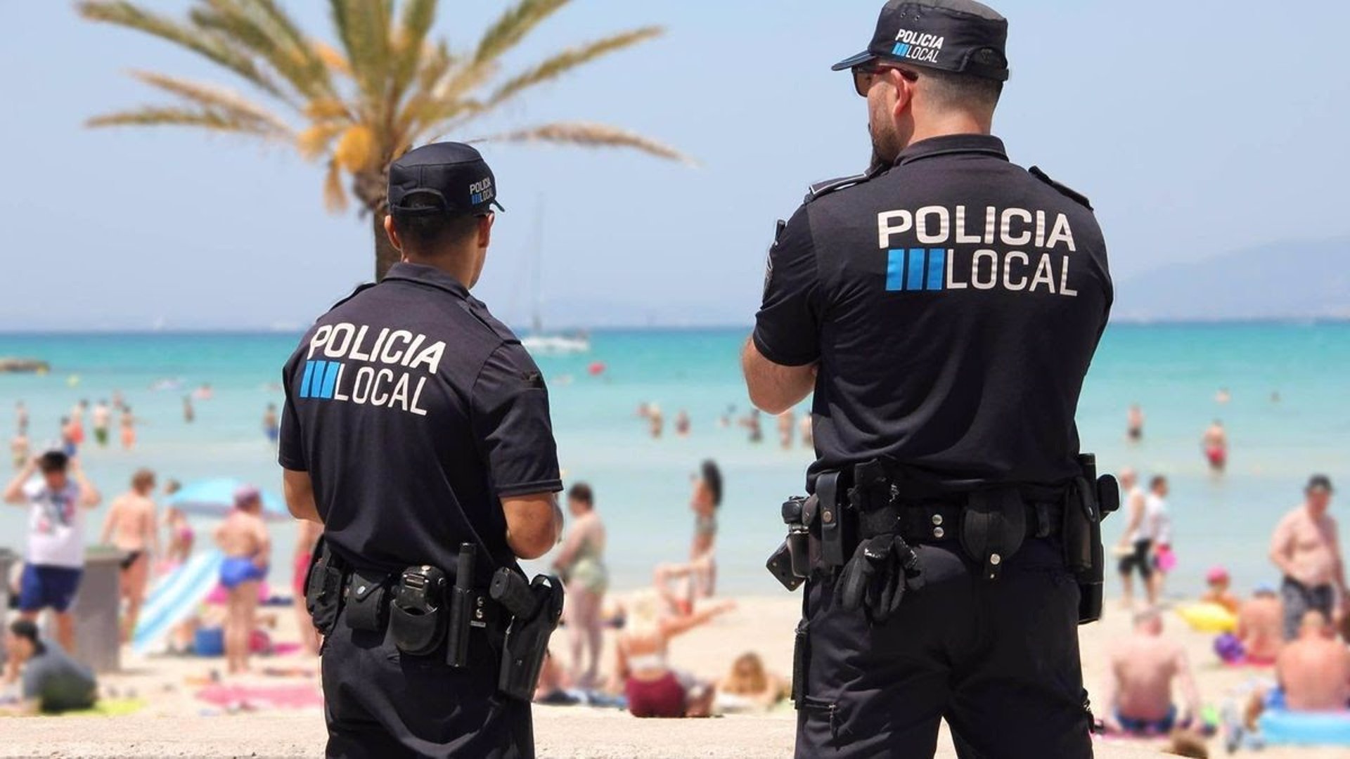 Agentes de la Policía Local de Llucmajor en la playa del Arenal.