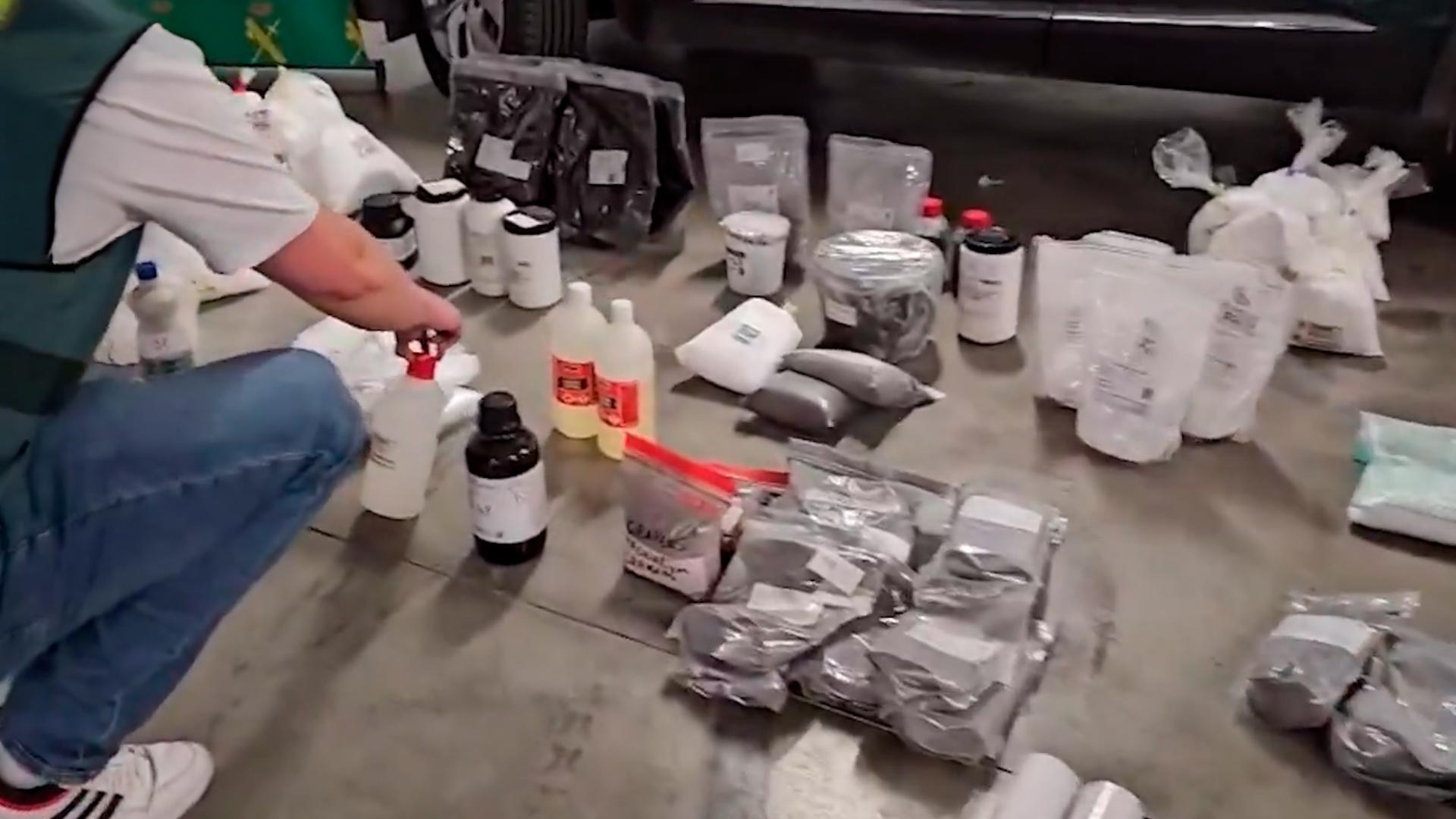 Precursores de explosivos y productos químicos hallados en la vivienda del detenido. (GC)