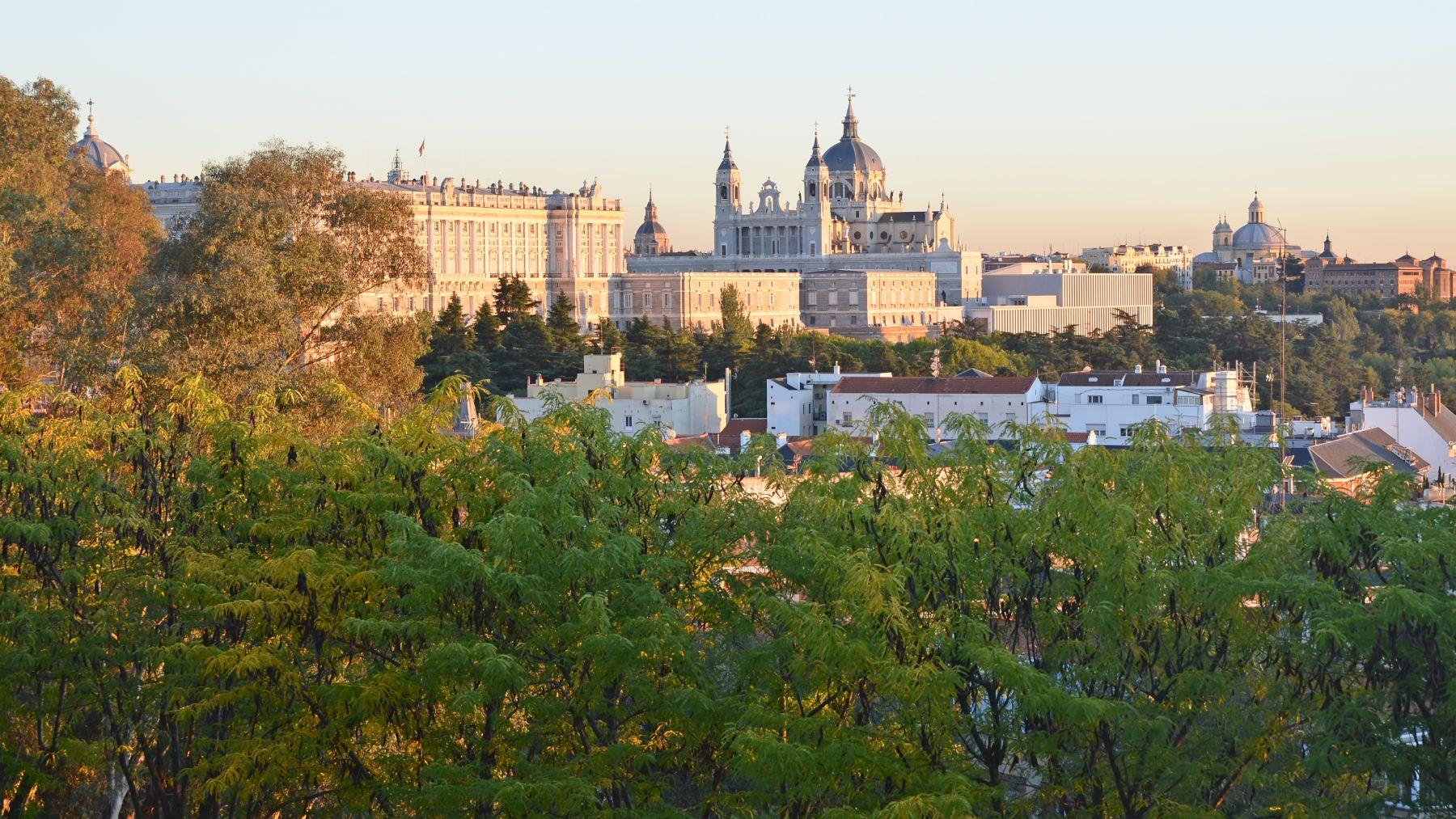 La Catedral de la Almudena junto al Palacio Real.