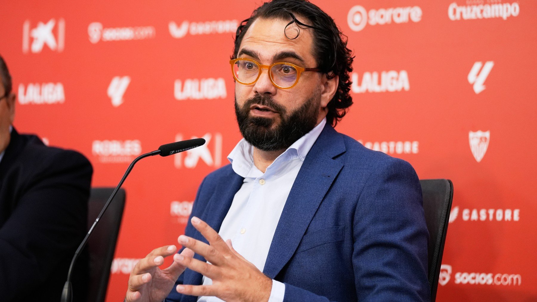 Víctor Orta, durante una rueda de prensa con el Sevilla. (EP)