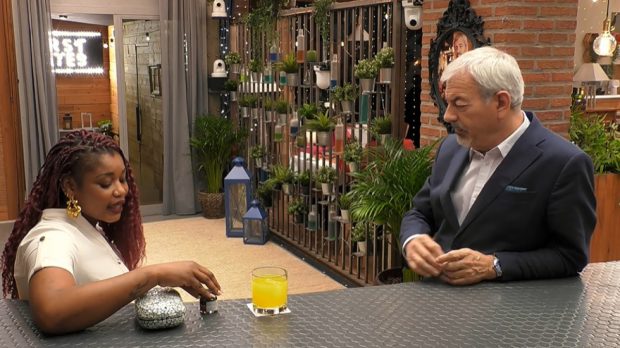 Fari hablando con Carlos Sobera. (Mediaset)