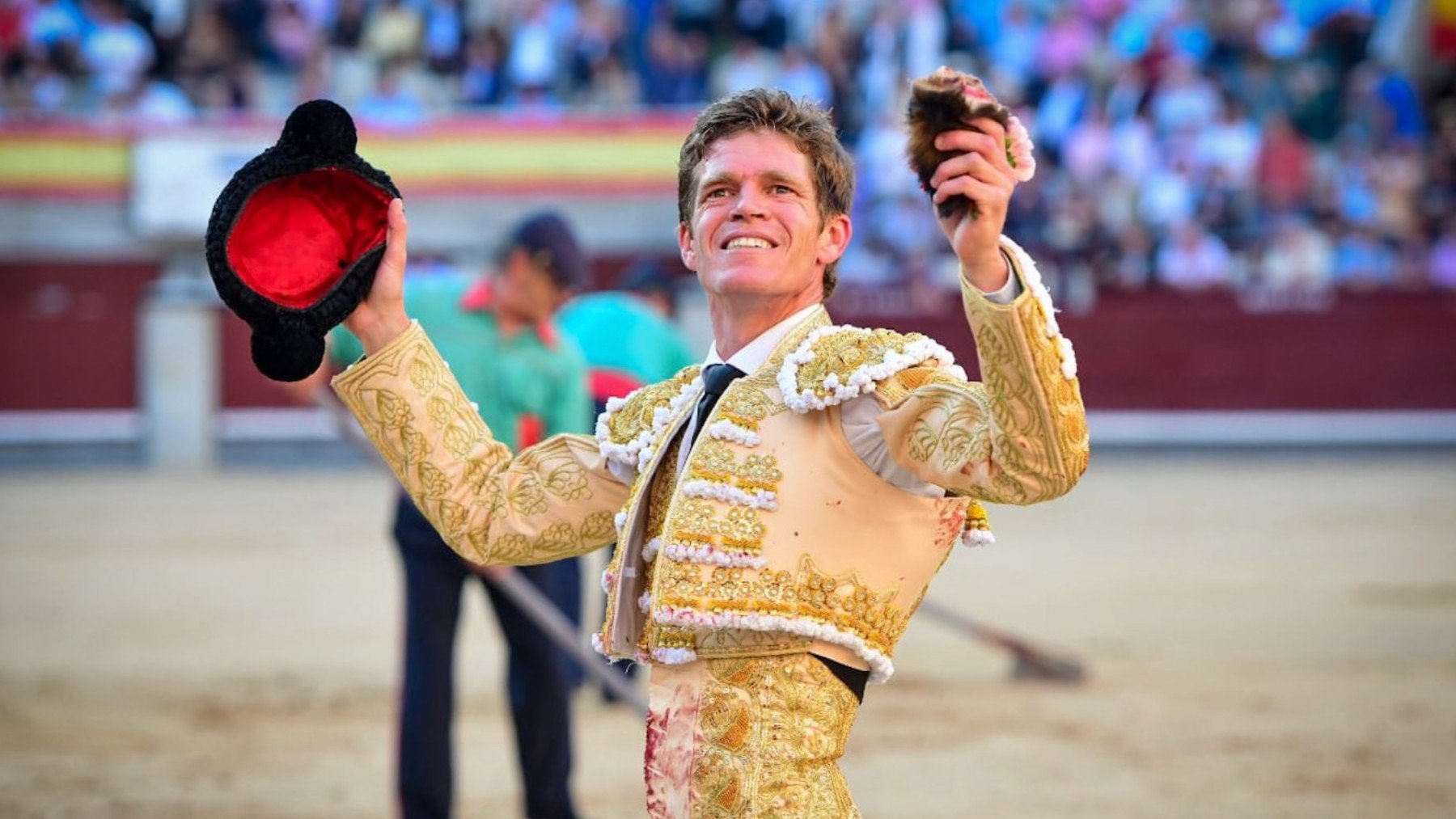 Borja Jiménez pasea la oreja del primer toro de su lote de Jandilla. (Foto: Plaza 1)
