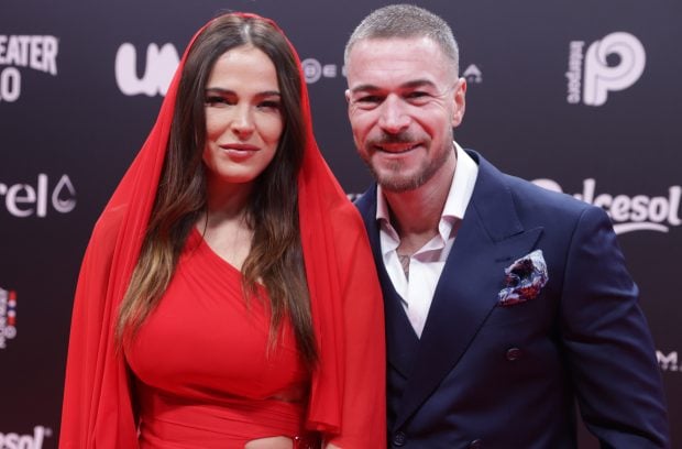 Marta Peñate y Tony Spina en un photocall. (Foto: Gtres)