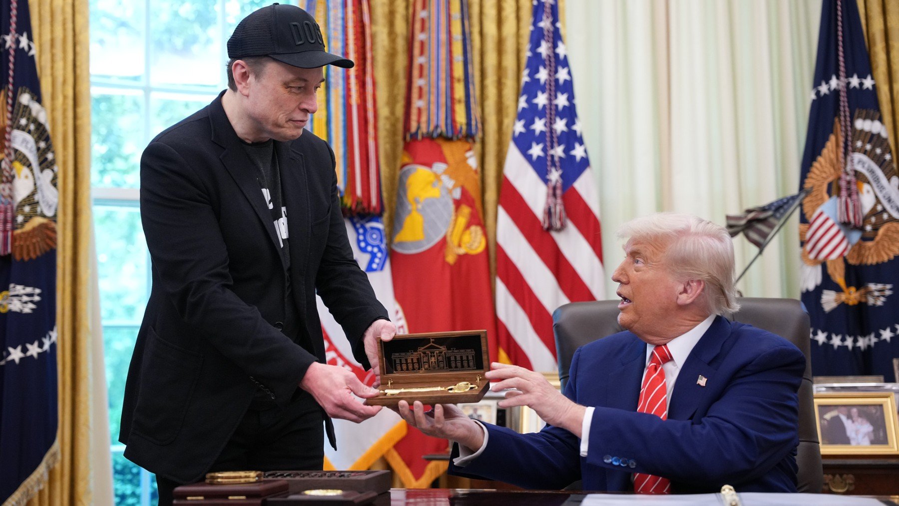 Elon Musk recibe una llave de oro en su último día en la Casa Blanca. (Foto: Getty Images)