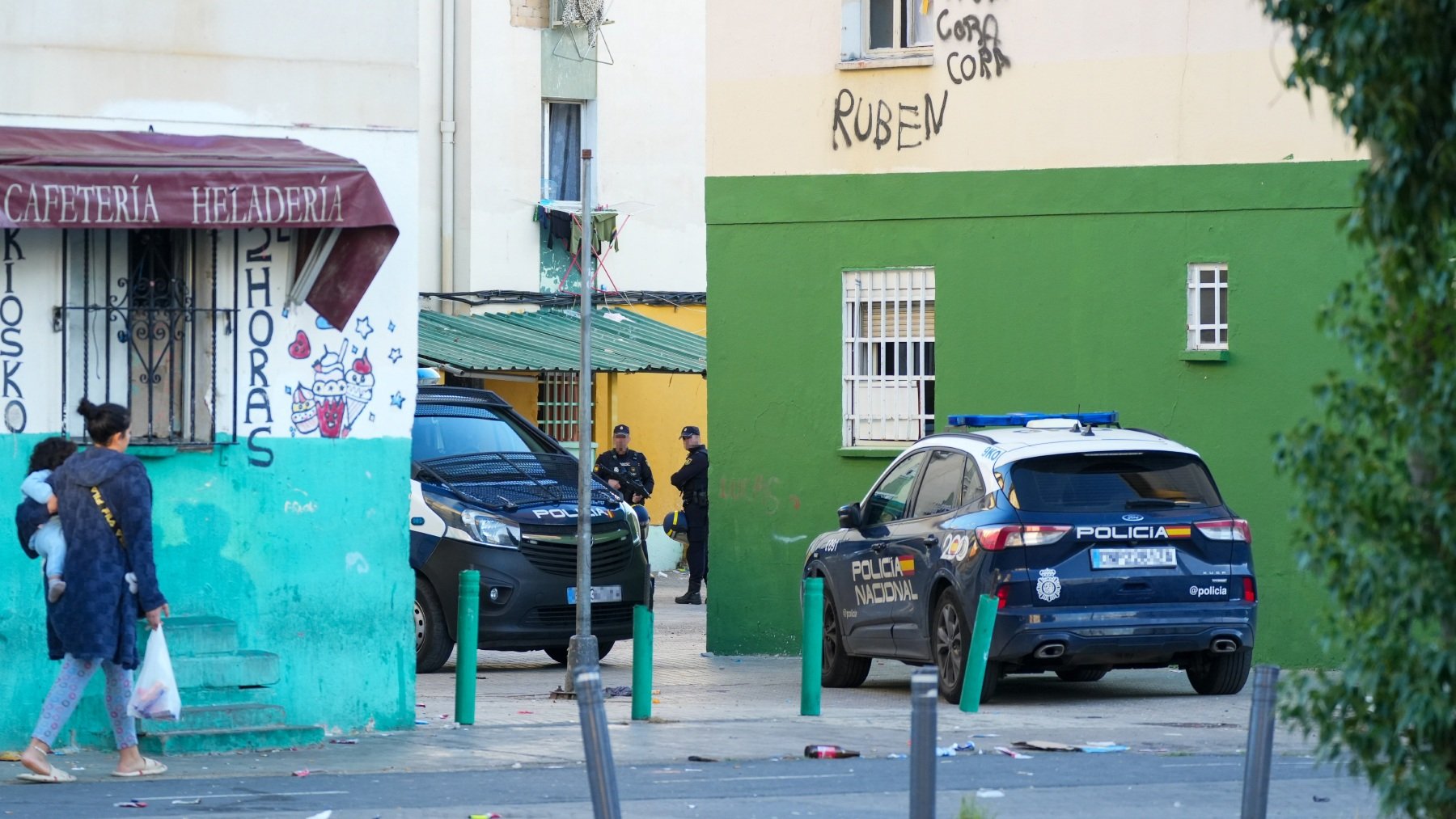 Patrullas policiales en las Tres Mil Viviendas de Sevilla. (Europa Press)