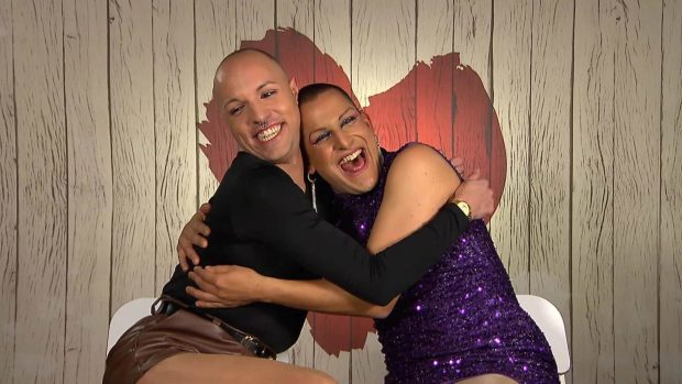 Cris y Valeria en la decisión final de 'First Dates'. (Mediaset)