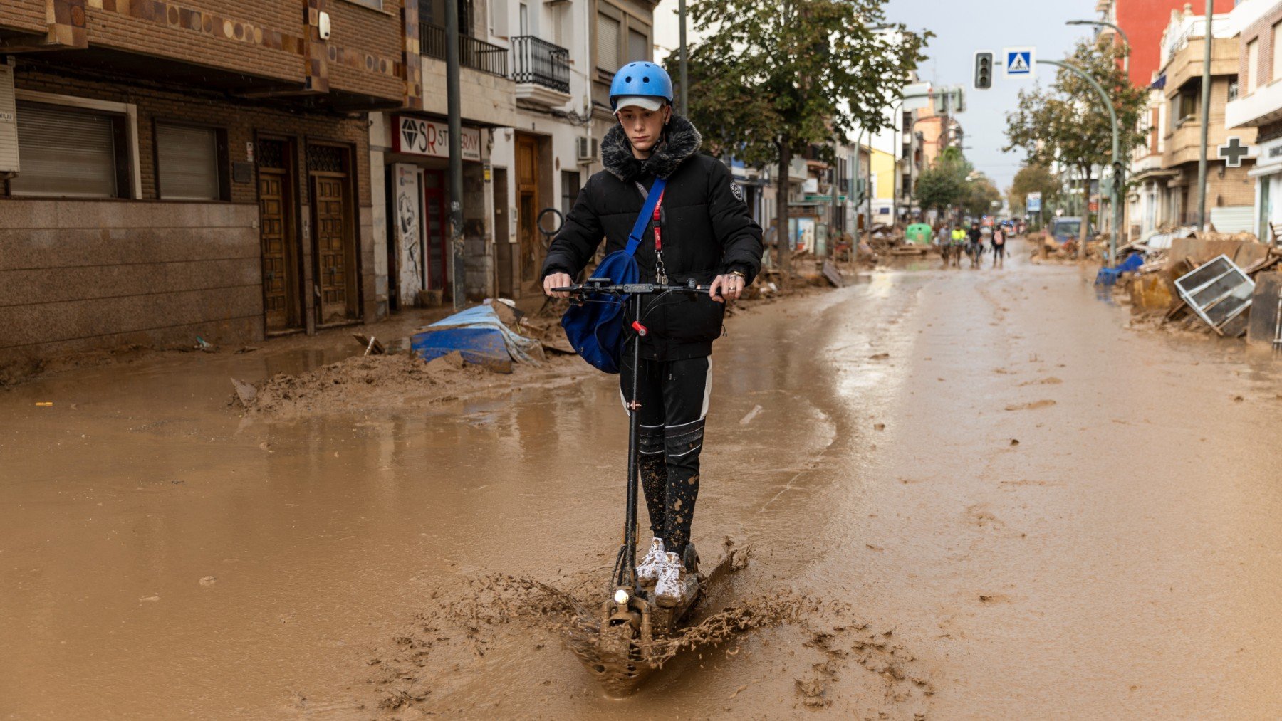 Un niños por las calles afectadas por la DANA.