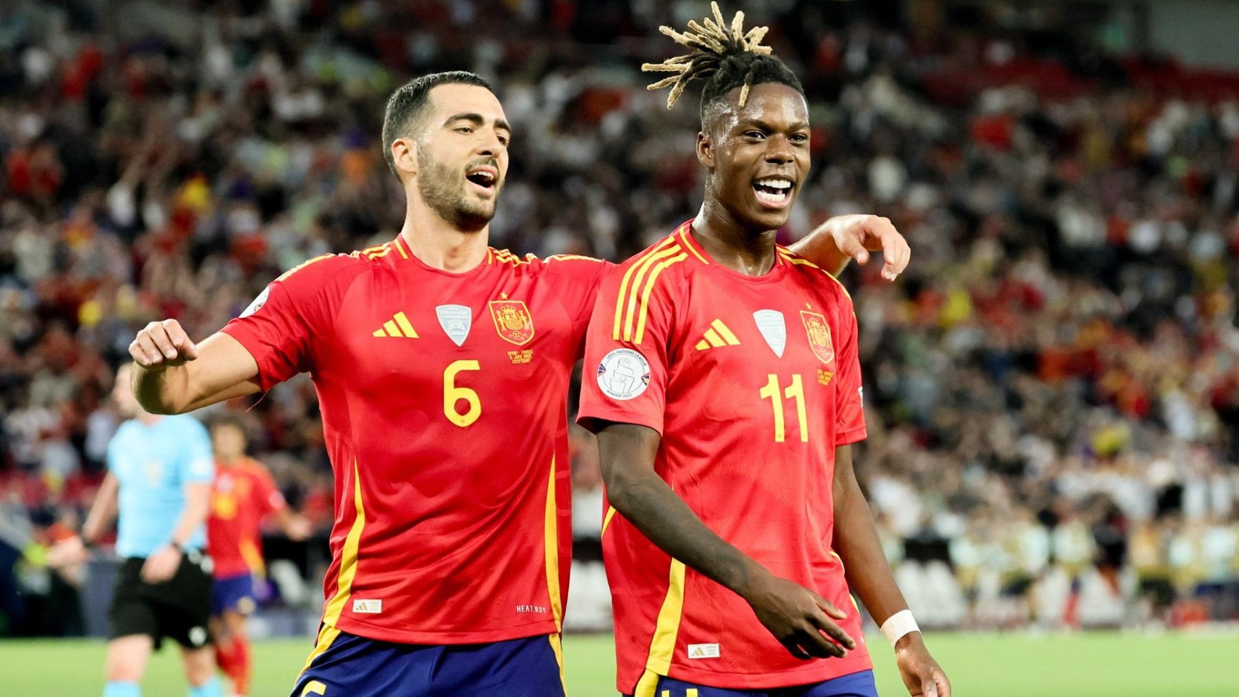 Nico Williams y Merino celebran un gol de España ante Francia. (EFE)