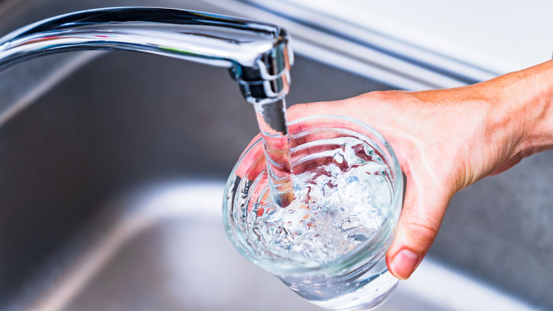 La calidad del agua que sale por el grifo depende del estado de nuestros ríos y acuíferos.