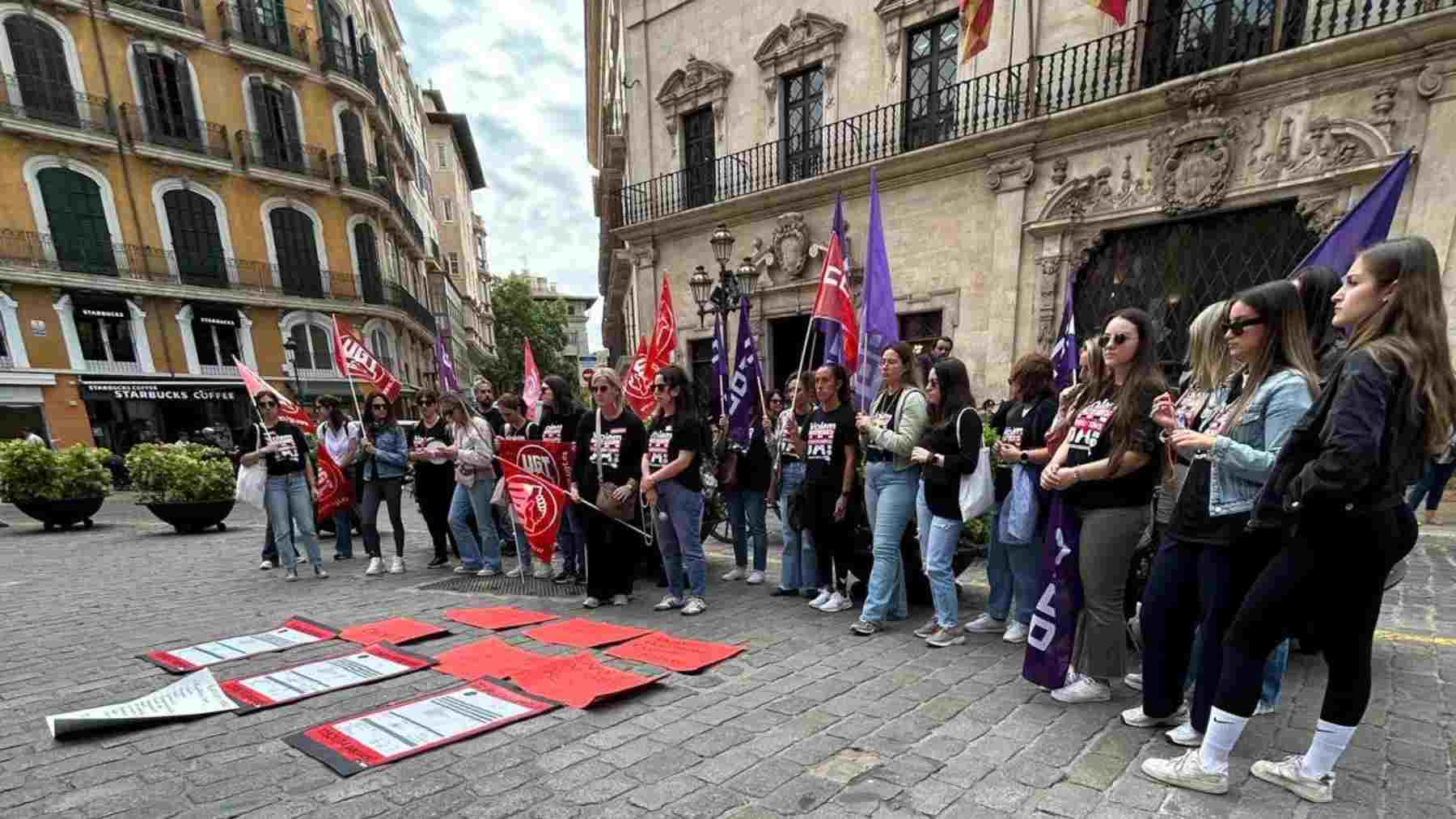 Concentración de educadoras de guarderías municipales de Palma en huelga en la plaza de Cort.