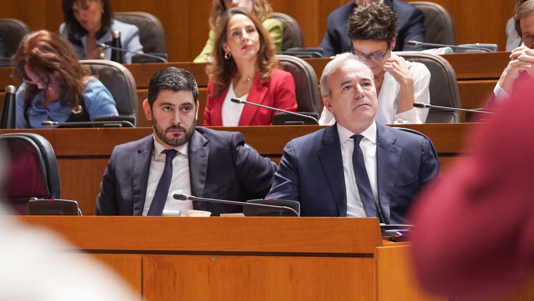 Alejandro Nolasco (Vox) y Jorge Azcón (PP).