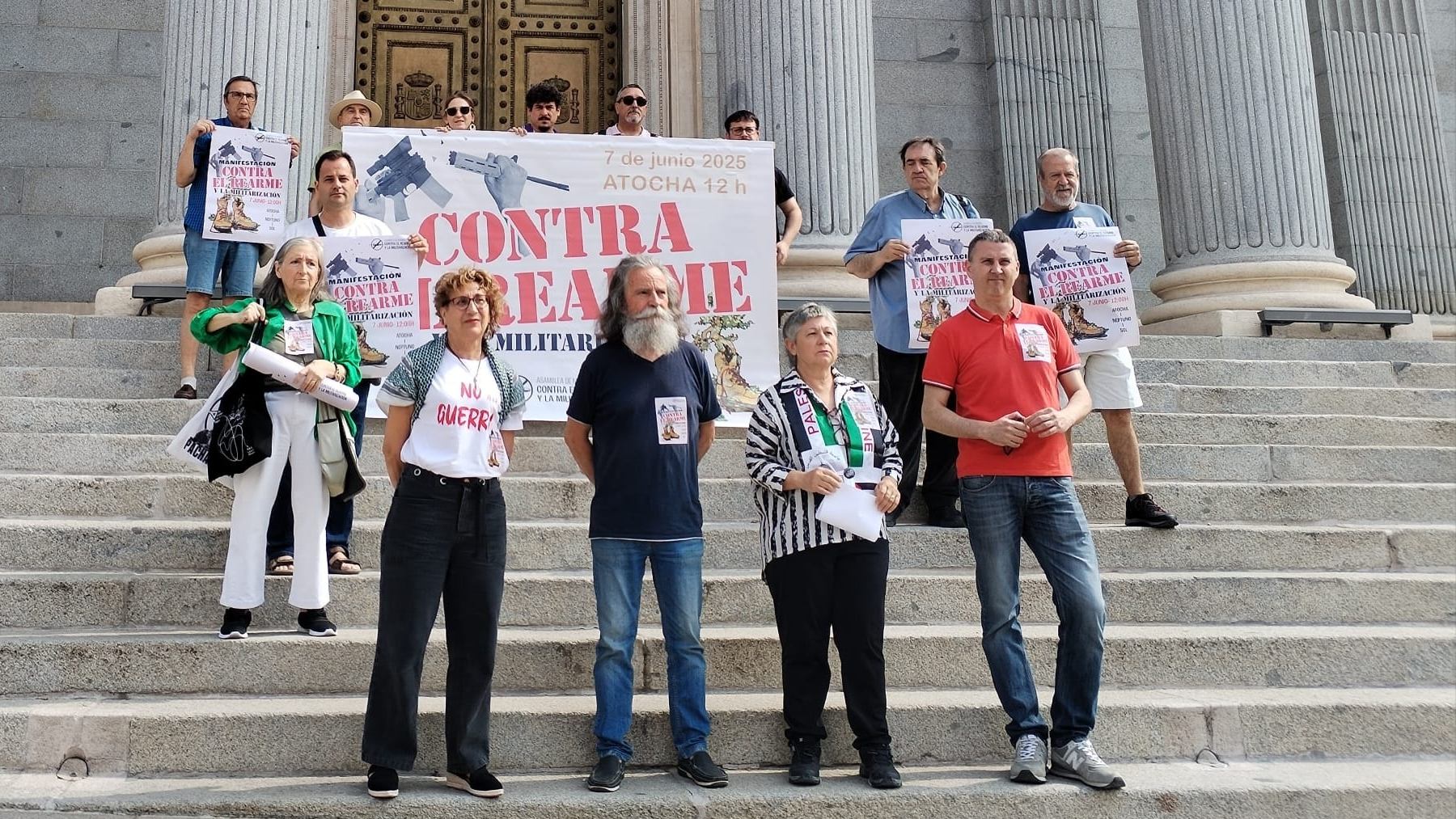 Otaduy, de rojo, en la presentación de la marcha contra el rearme. (Foto: EP)