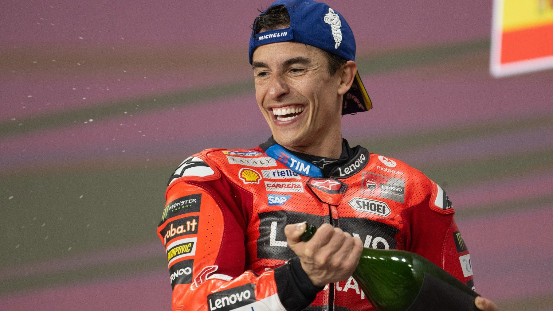 Marc Márquez celebra la victoria en el GP de Qatar esta temporada. (Getty)