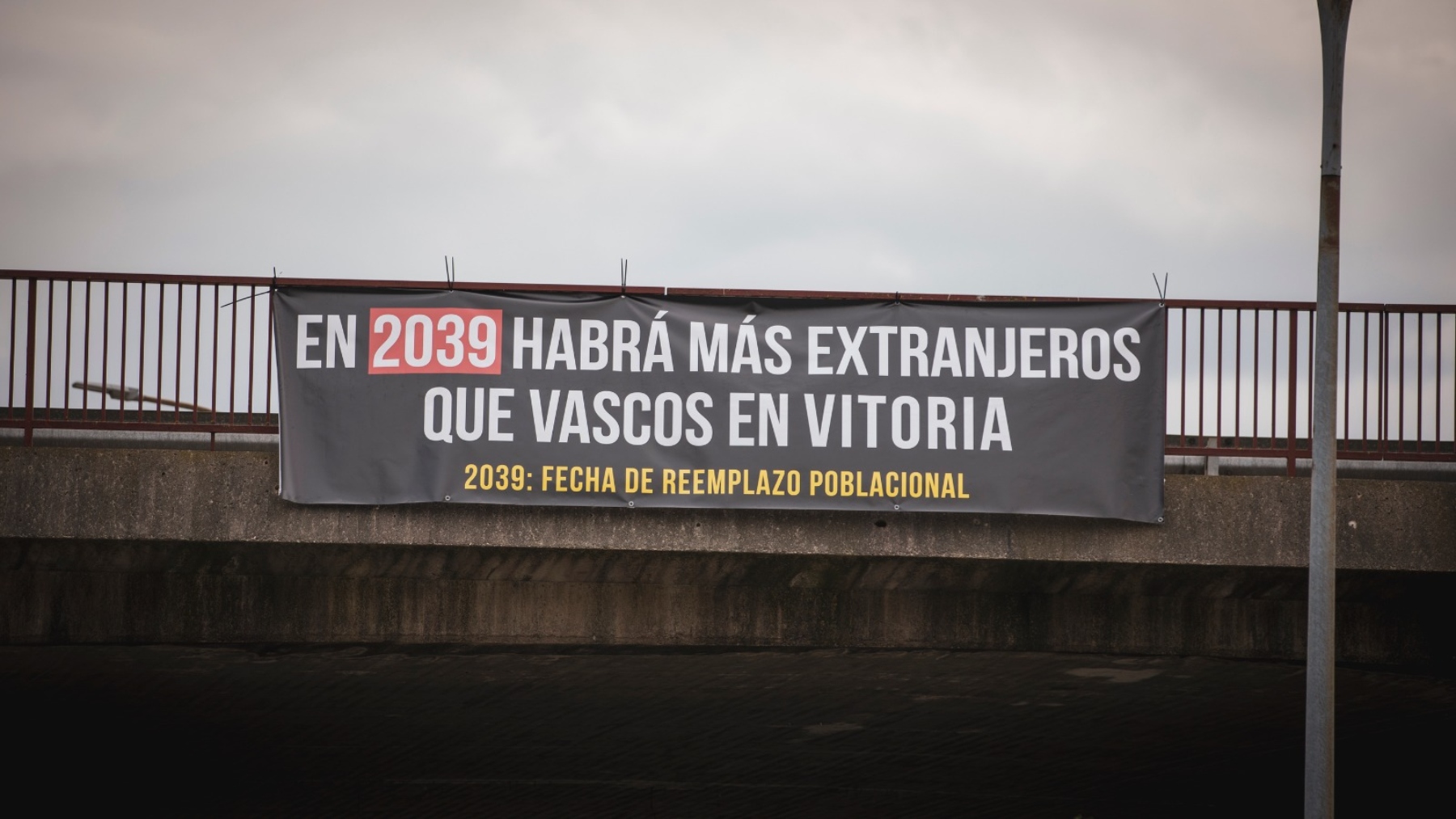Pancarta en Vitoria contra el remplazo poblacional.