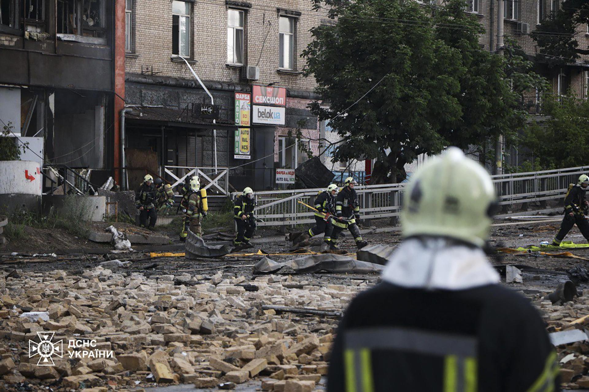 El bombardeo ruso destroza zonas civiles de Kiev. (EFE)