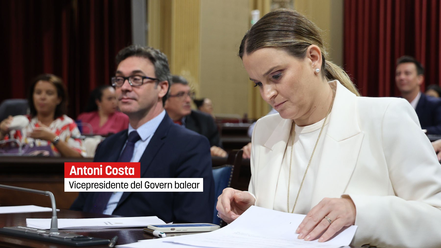 Antoni Costa y Marga Prohens, durante un pleno del Parlamento balear.