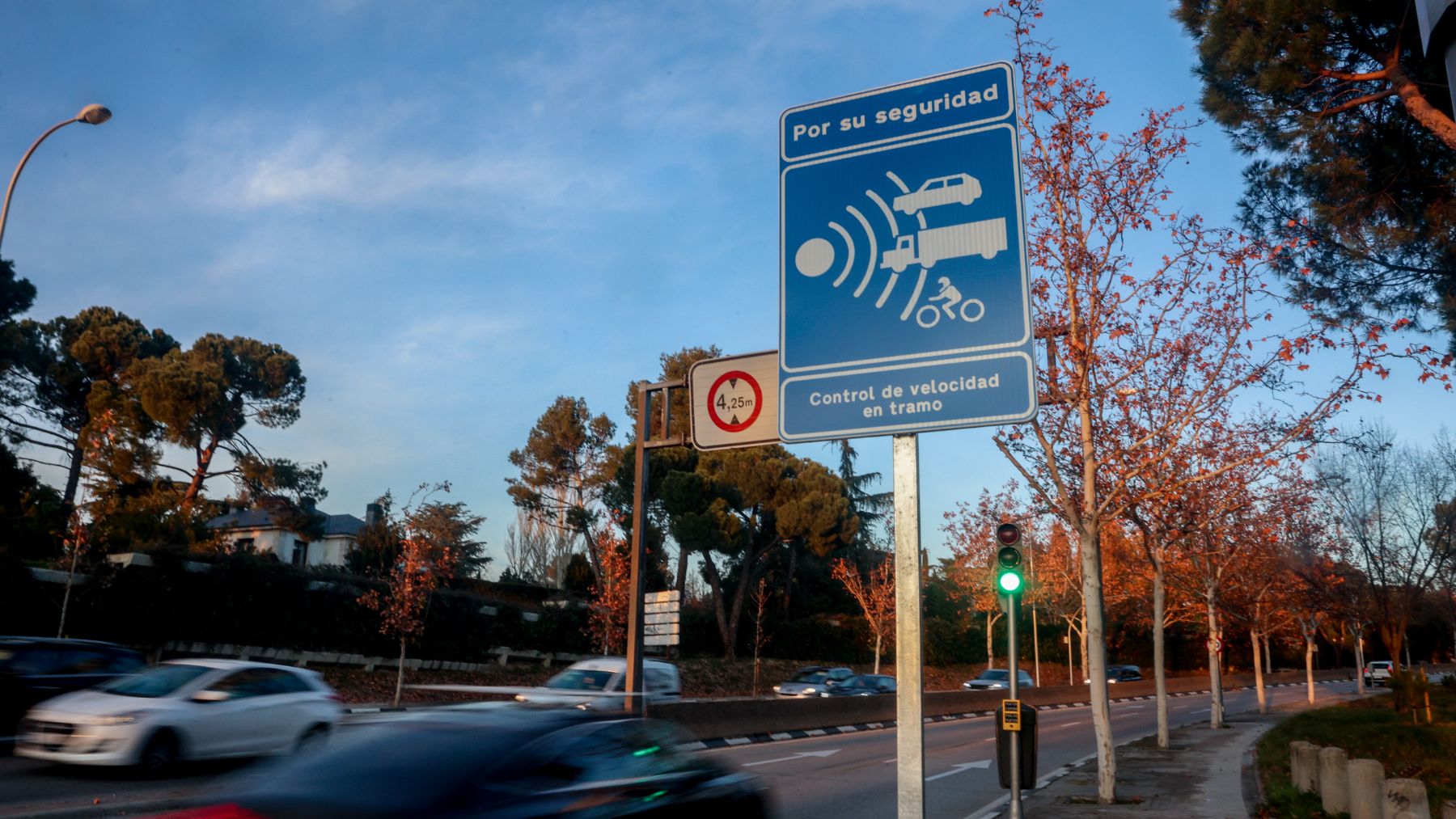 Varios coches pasan junto a una señal de radar de tramo. (EP)