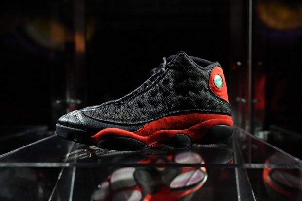Los Air Jordan XIII. Los zapatos que Michael Jordan usó en la final de 1998 en una subasta de Sotheby's. (Getty)