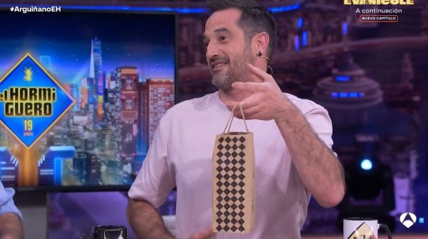 Joseba Arguiñano sorprende a Pablo Motos con un regalo en El Hormiguero. (Atresmedia)