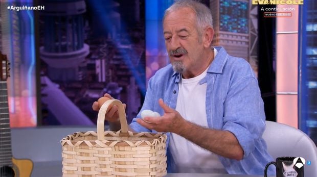 Karlos Arguiñano regala huevos a Pablo Motos en El Hormiguero. (Atresmedia)