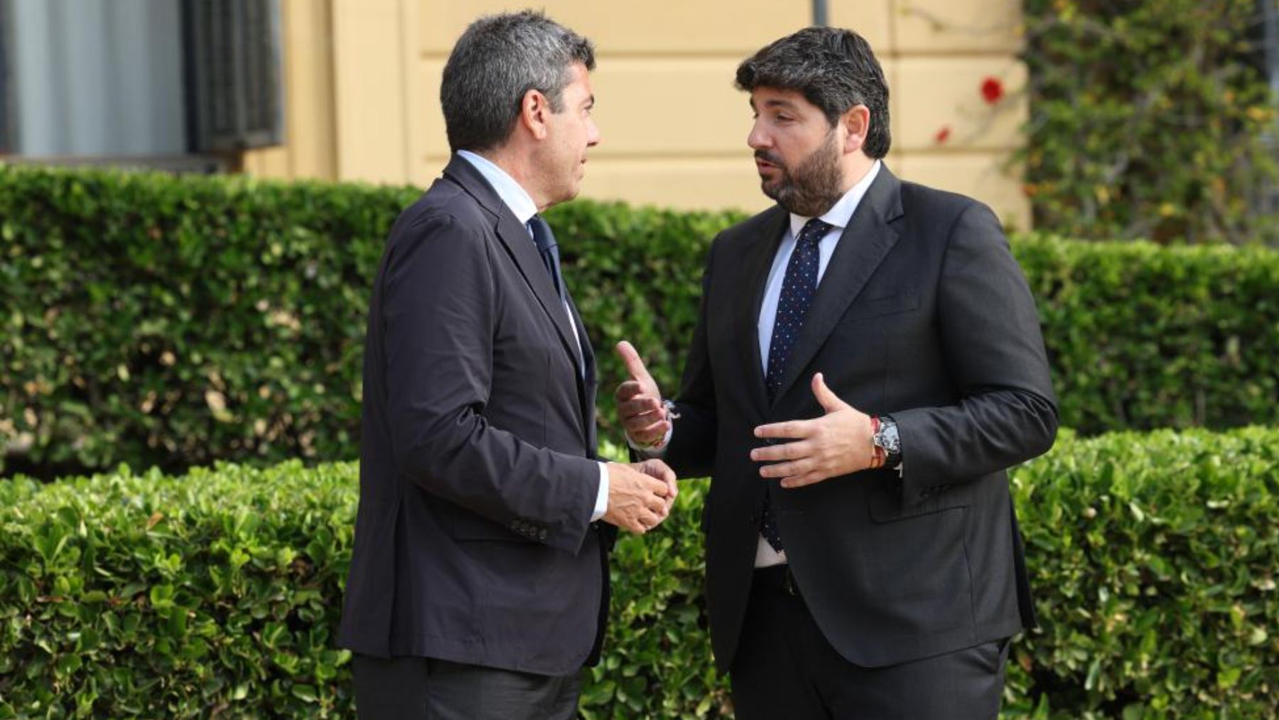 Mazón y López Miras antes del inicio de la Conferencia de Presidentes, este viernes.