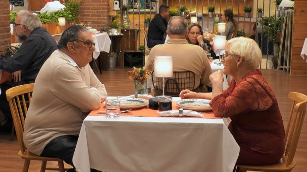 Paz y Cristina en First Dates. (Mediaset)