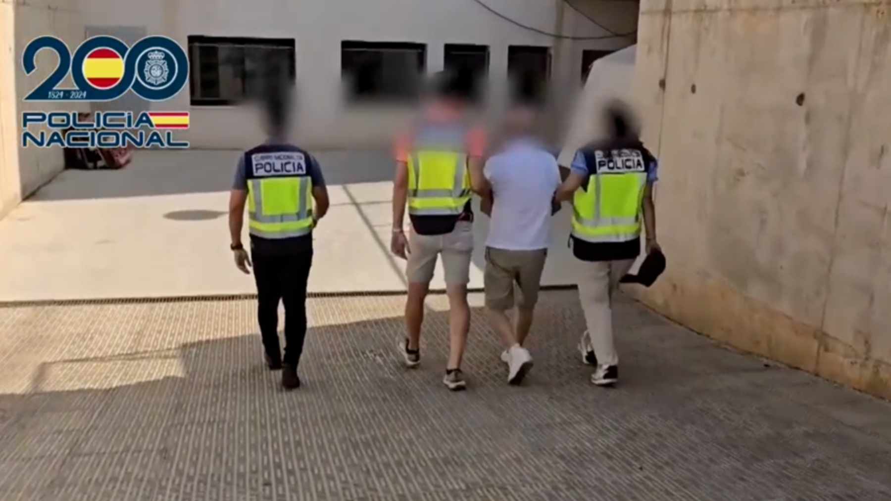 Tres agentes trasladan al abuelo detenido por agresión sexual a su nieta.