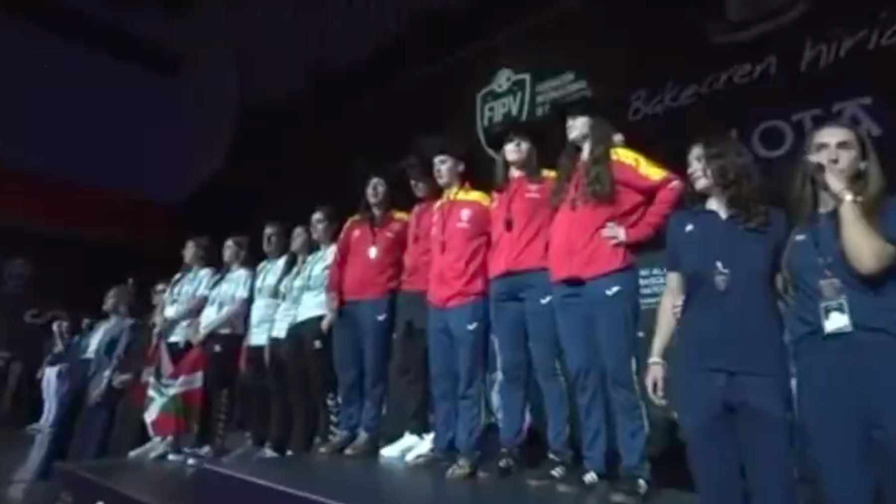 Las jugadoras de la selección española en lo alto del podio. (Eitb)