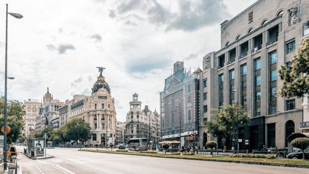 Expresión típicamente madrileña, expresiones de Madrid que no se entienden en España, significado de estar aquí al lado.