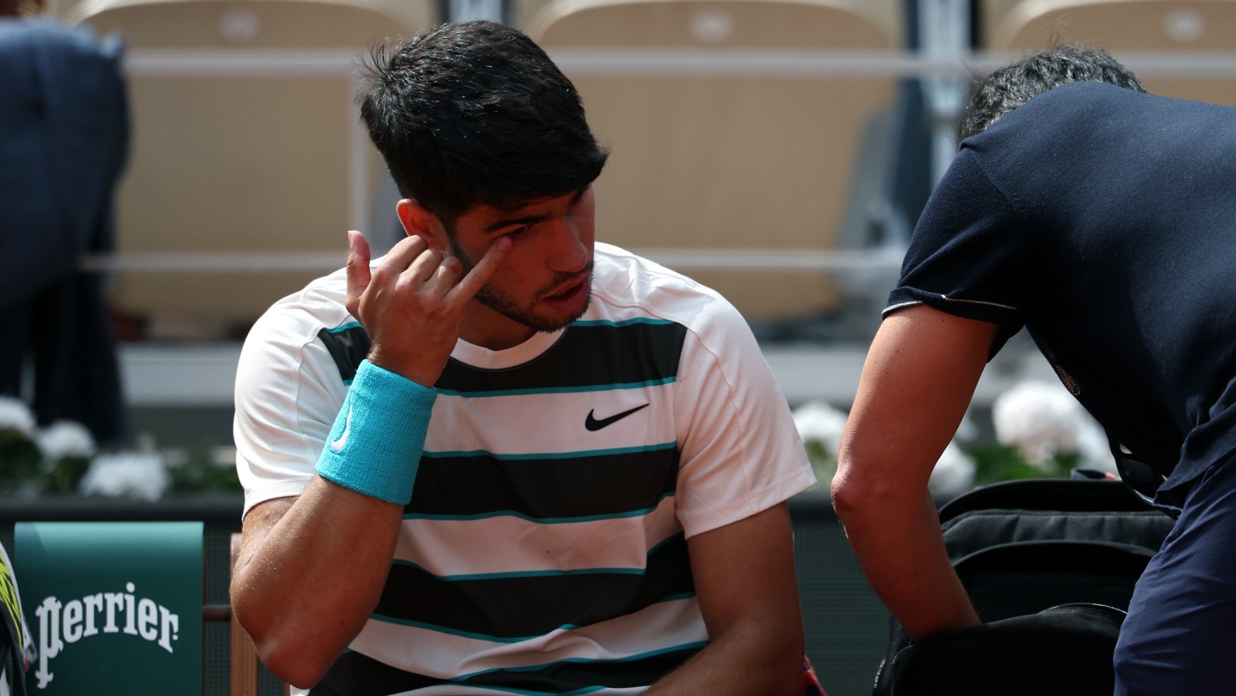 Carlos Alcaraz se toca el ojo durante la final de Roland Garros contra Sinner. (EFE)