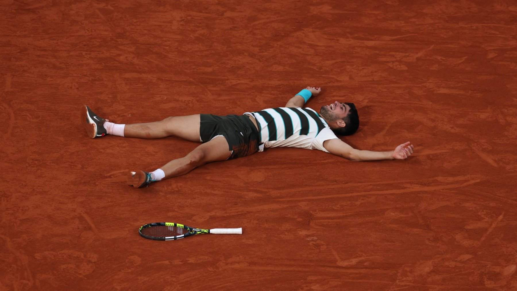 Alcaraz sobre la tierra de Roland Garros. (Getty)