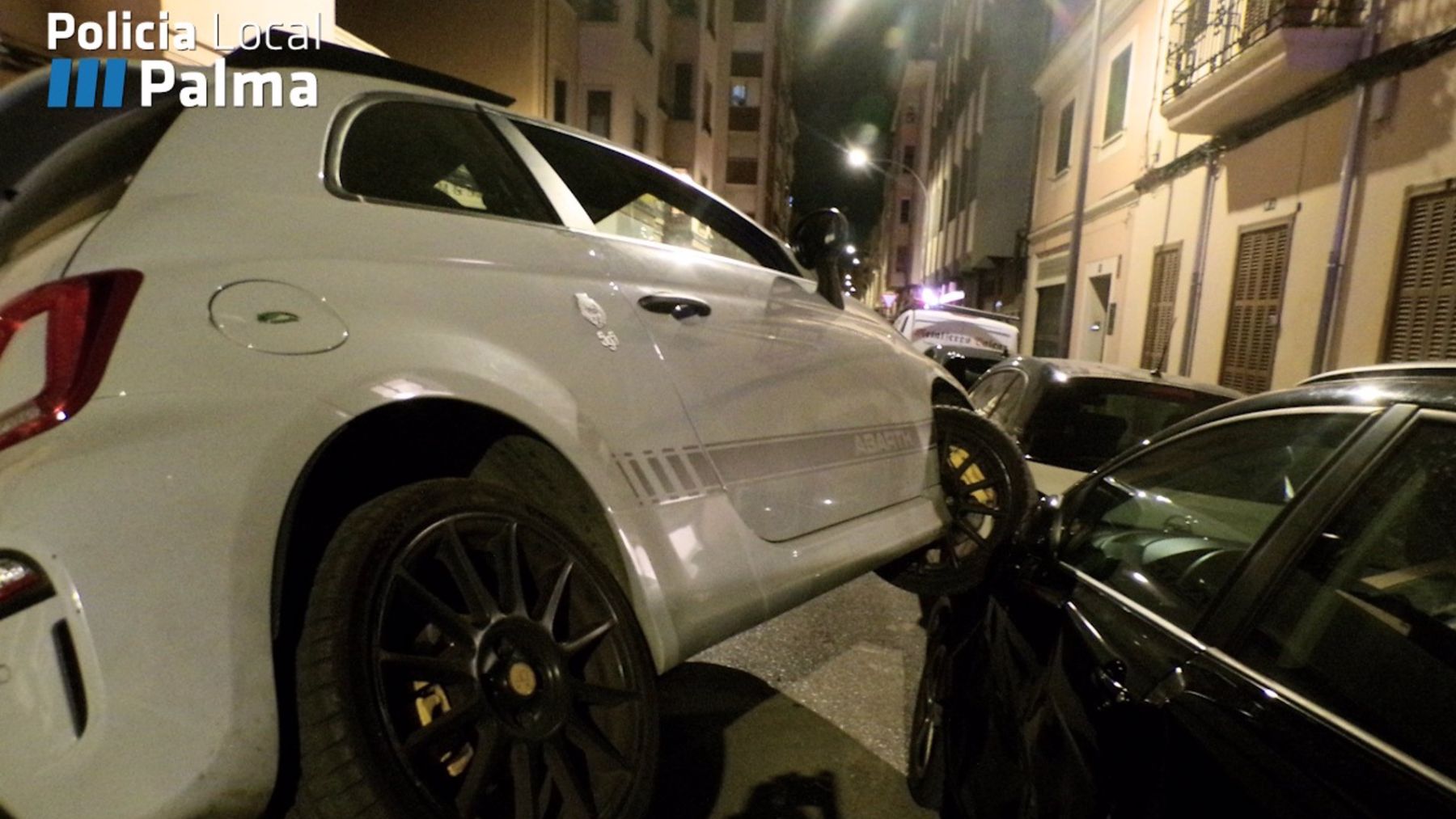 Un vehículo queda sobre el capó de otro coche estacionado.