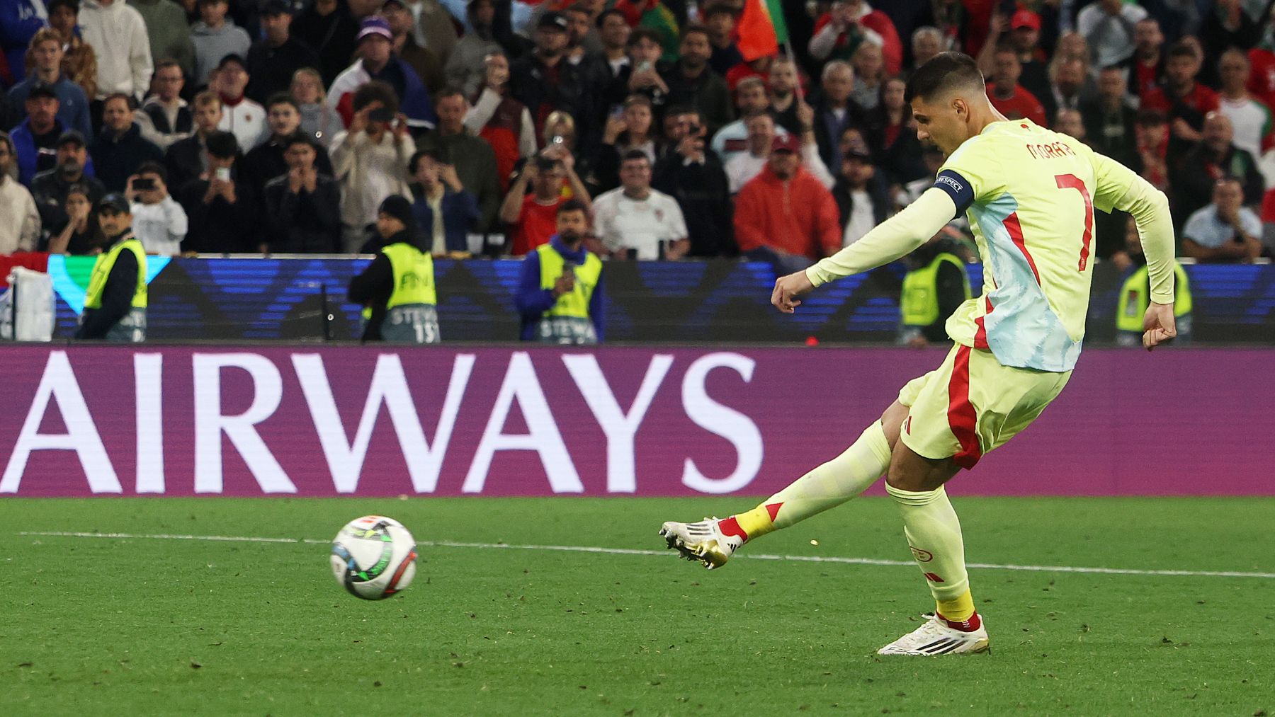 Álvaro Morata lanza el penalti ante Portugal. (Getty)