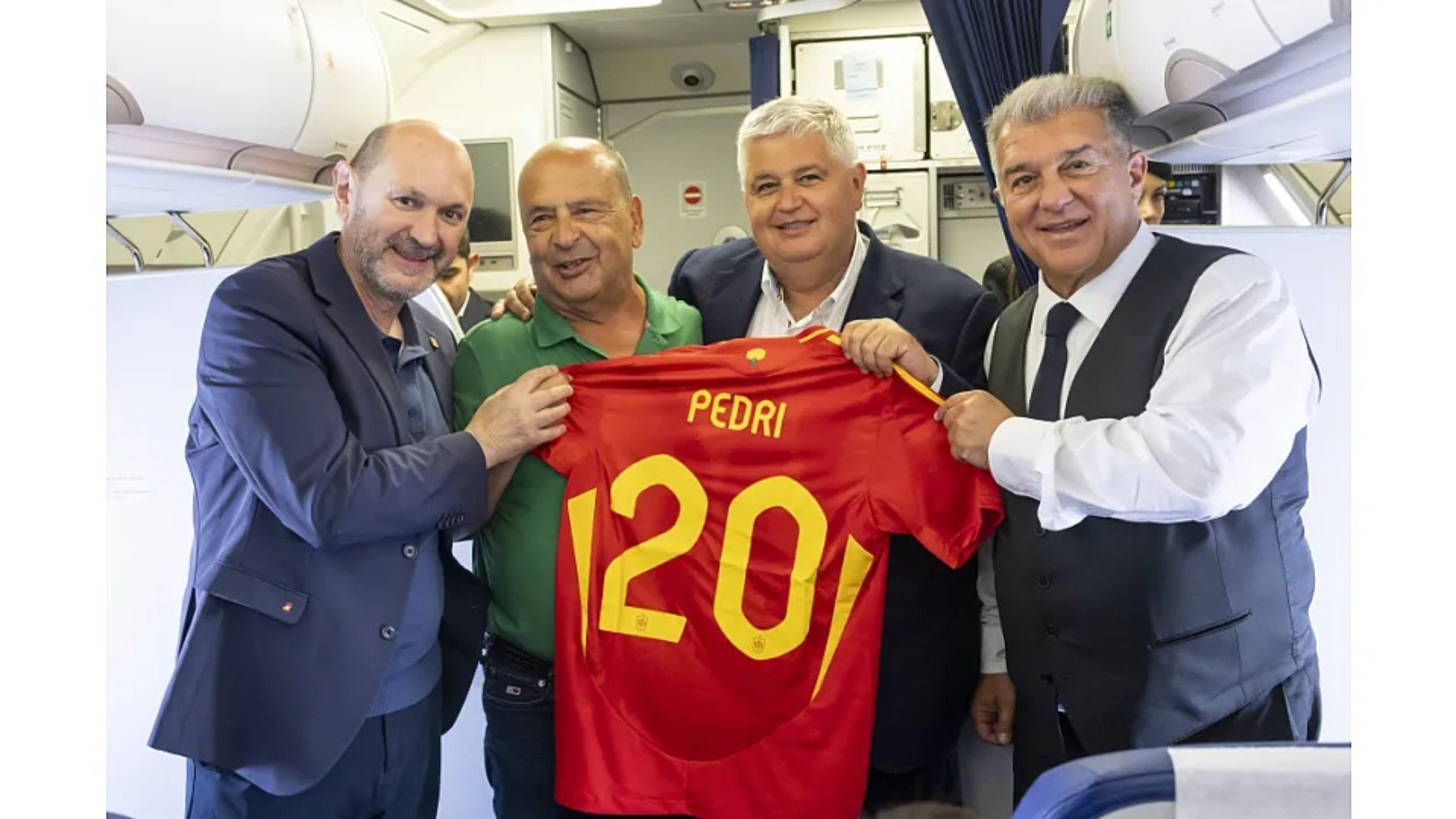 Louzán con la camiseta de Pedri. (RFEF)